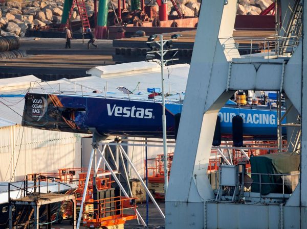 Lo scafo di Vestas danneggiato a prua ad Hong Kong