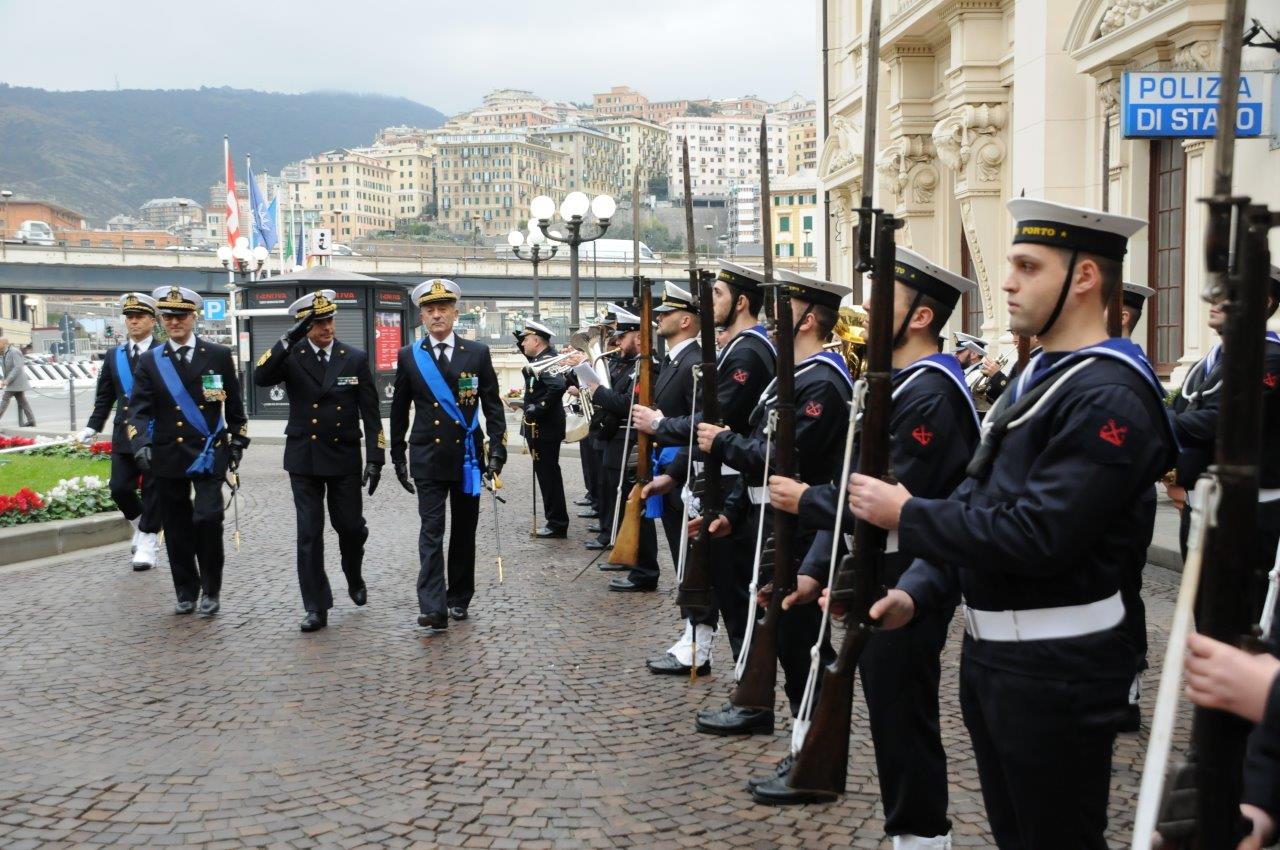 Il saluto del Comandante Melone al picchetto