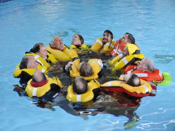 Zattera gonfiabile in piscina, al corso di sopravvivenza di SkipperClub