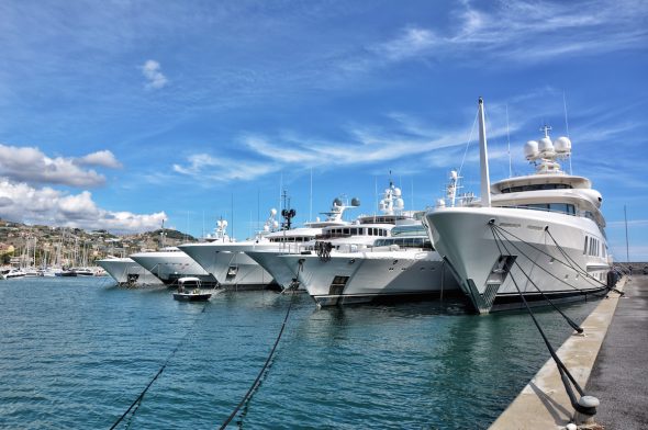 Alcuni mega yacht a Sanremo