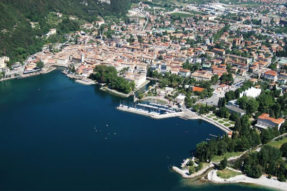 Noleggio - immagine aerea del Lago di Garda (fonte www.gyc.it)