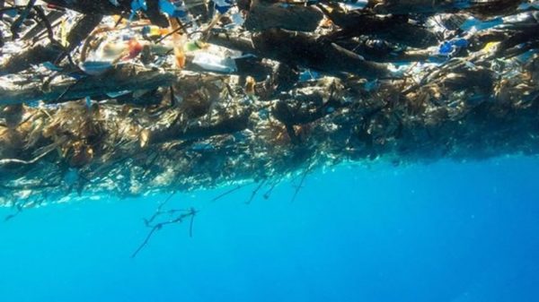 Il mare coperto da rifiuti di plastica