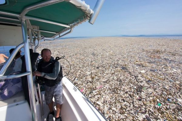 Il mare di rifiuti di Roatán