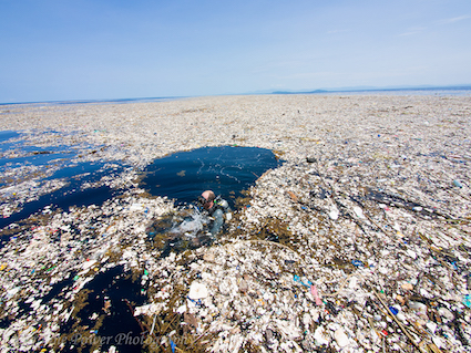 Il mare di rifiuti di Roatán
