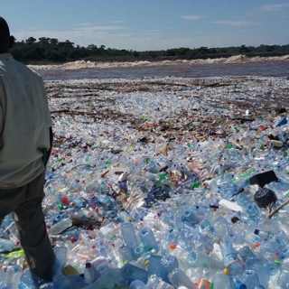 Un mare di plastica. L'ultima immagine pubblicata sul profilo Instagram ufficiale del Programma delle Nazioni Unite sull'ambiente @unenviroment 