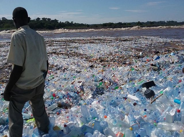 Il mare coperto da rifiuti di plastica