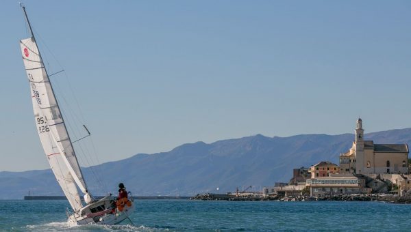 Un Mini 650 acon la chiesa di Boccadasse e Genova sullo sfondo