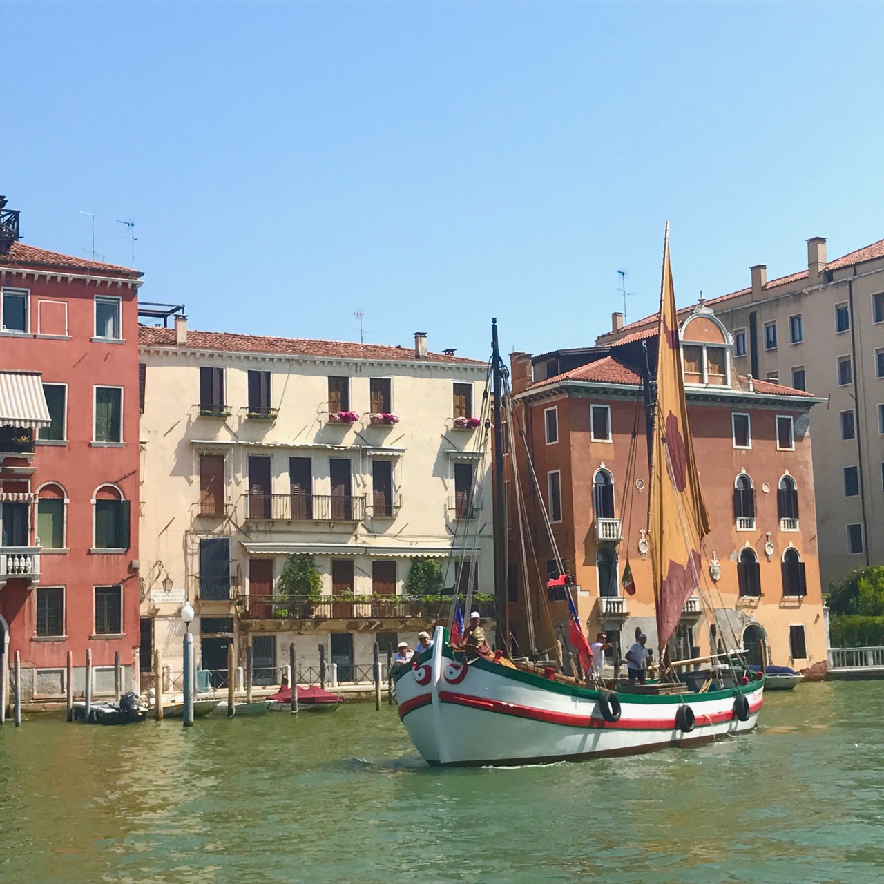 La flotta della della Mariegola delle Romagne approda a campo San Vio, nel Canal Grande di Venezia