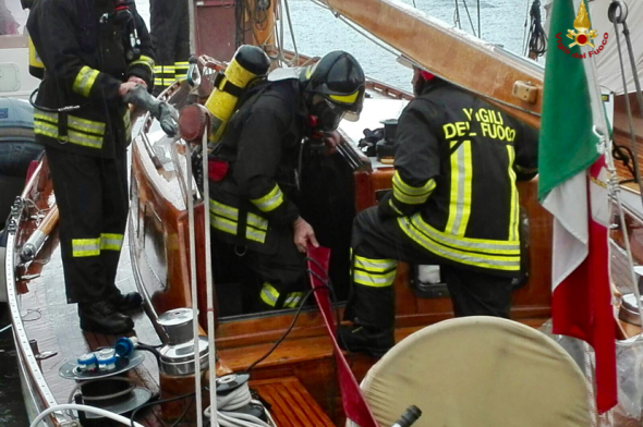 I vigili del fuoco a bordo della barca a vela in fiamme