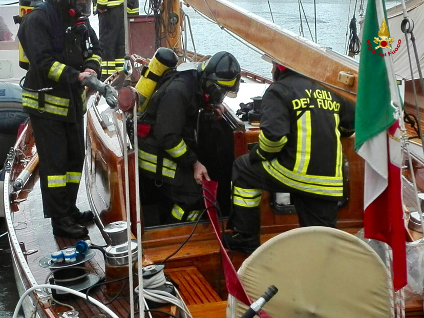 I vigili del fuoco a bordo della barca a vela in fiamme