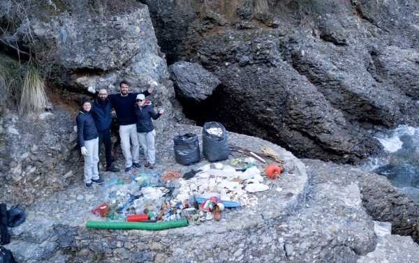 I volontari con i rifiuti raccolti durante la Clean Up di Slam e Outdoor Portofino