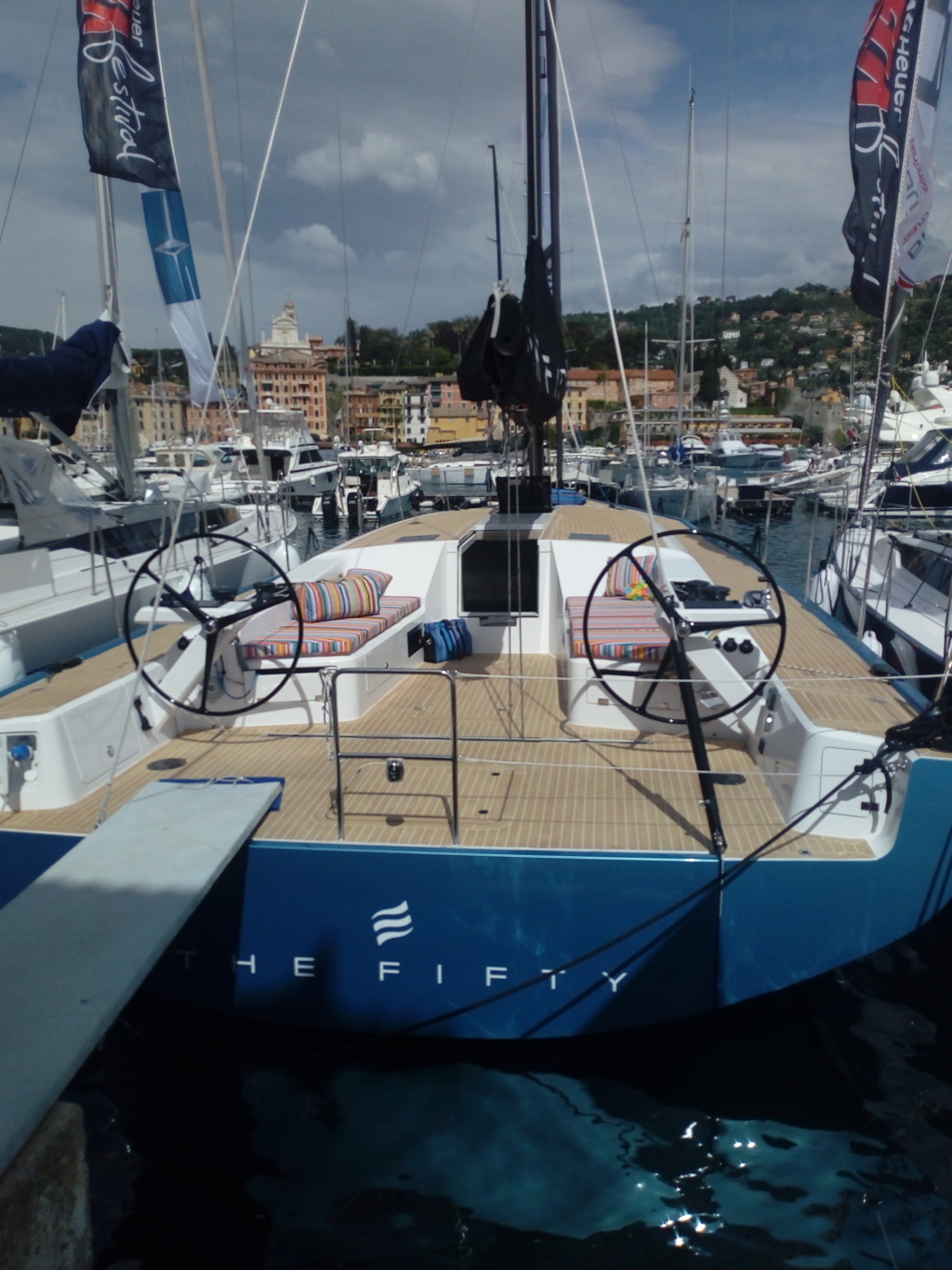 Fifty dell'Eleva Yachts dal particolare sheerline che disegna un segno a onda unico con la prua più alta