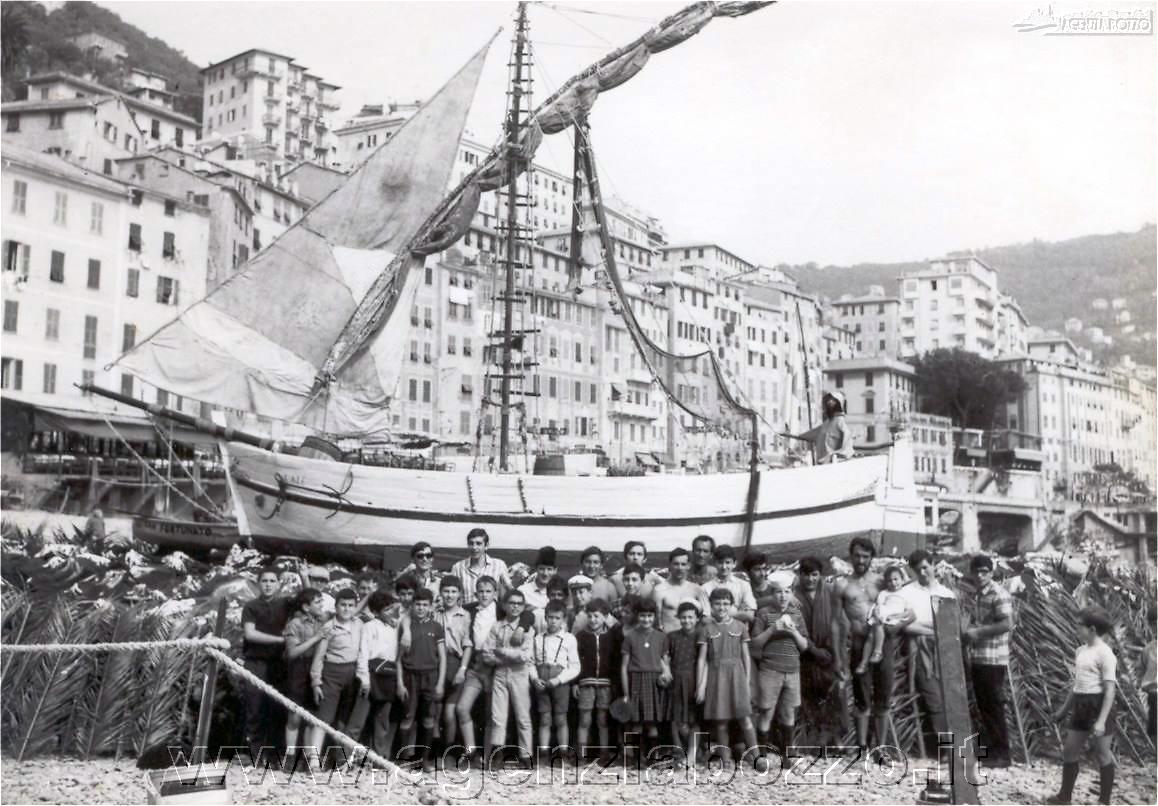 Il barcone dell'Aze nel 1968 prima del falò (fonte Agenzia Bozzo) 