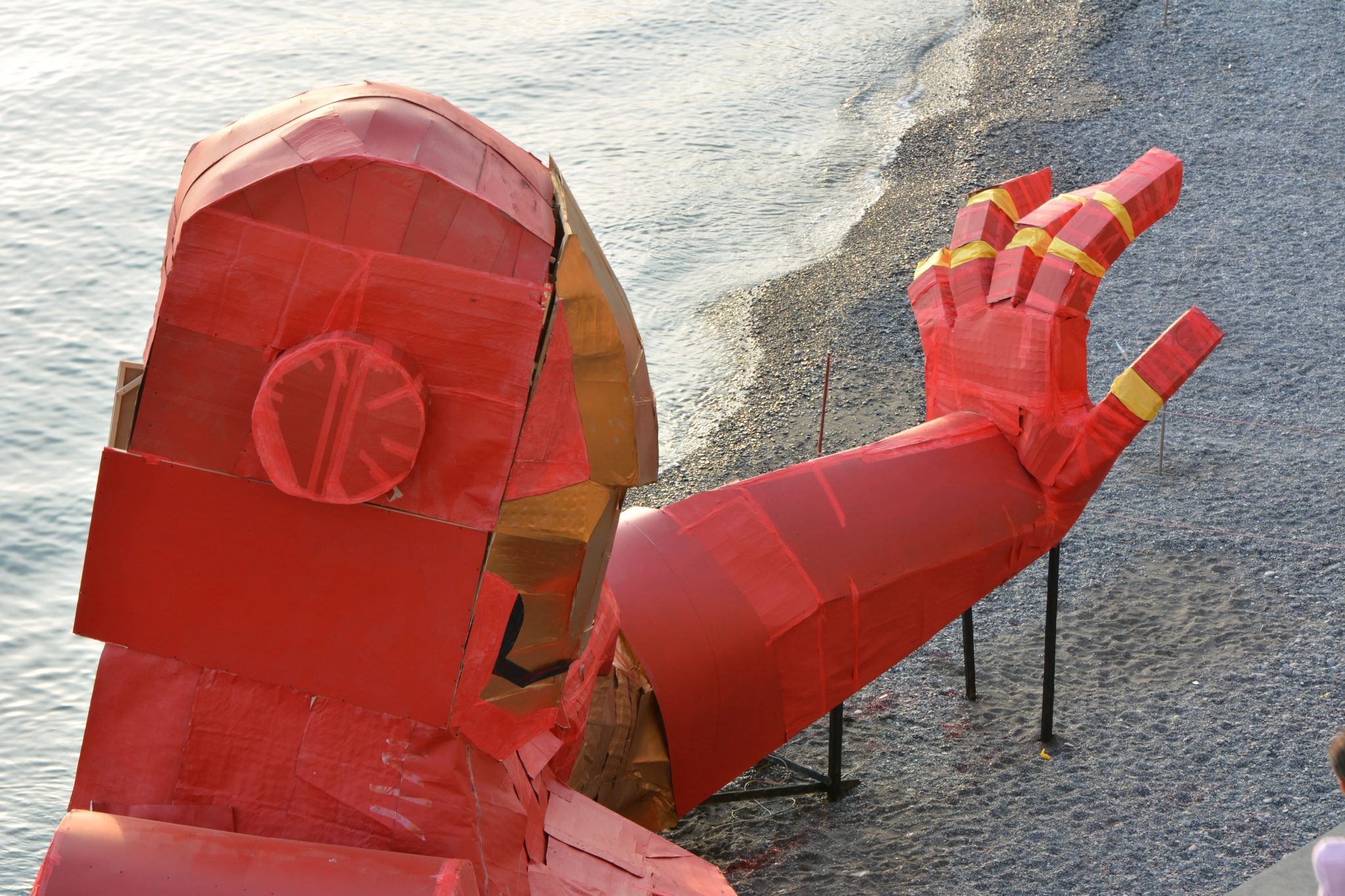 Falò a forma di Iron Man sulla spiaggia Camogli nel 2016