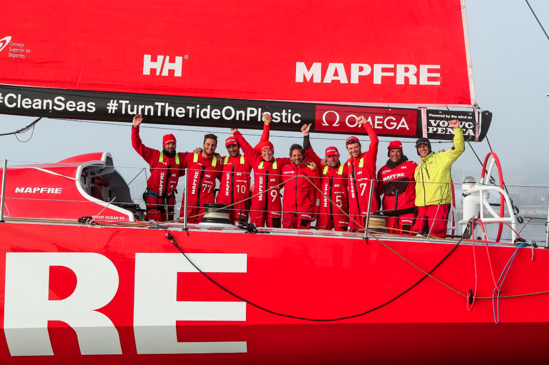 La festa a bordo di Mapfre dopo la vittoria dell'ottava tappa della Volvo Ocean Race