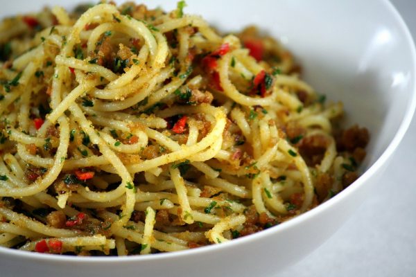 rcetta spaghetti con acciughe e pan grattato