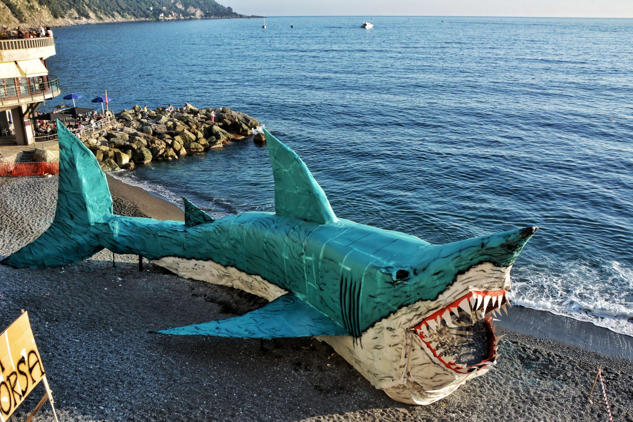 Falò a forma di squalo sulla spiaggia Camogli nel 2015