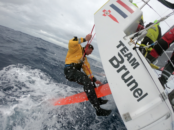 Riparazione del timone a bordo di Brunel in mezzo all'Atlantico durante la Volvo Ocean Race