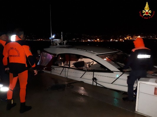 Il natante soccorso da Vigili del fuoco e Guardia Costiera