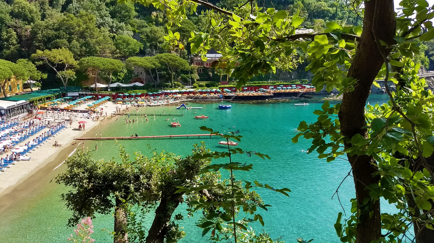 La spiaggia di Paraggi dalla Passeggiata dei Baci