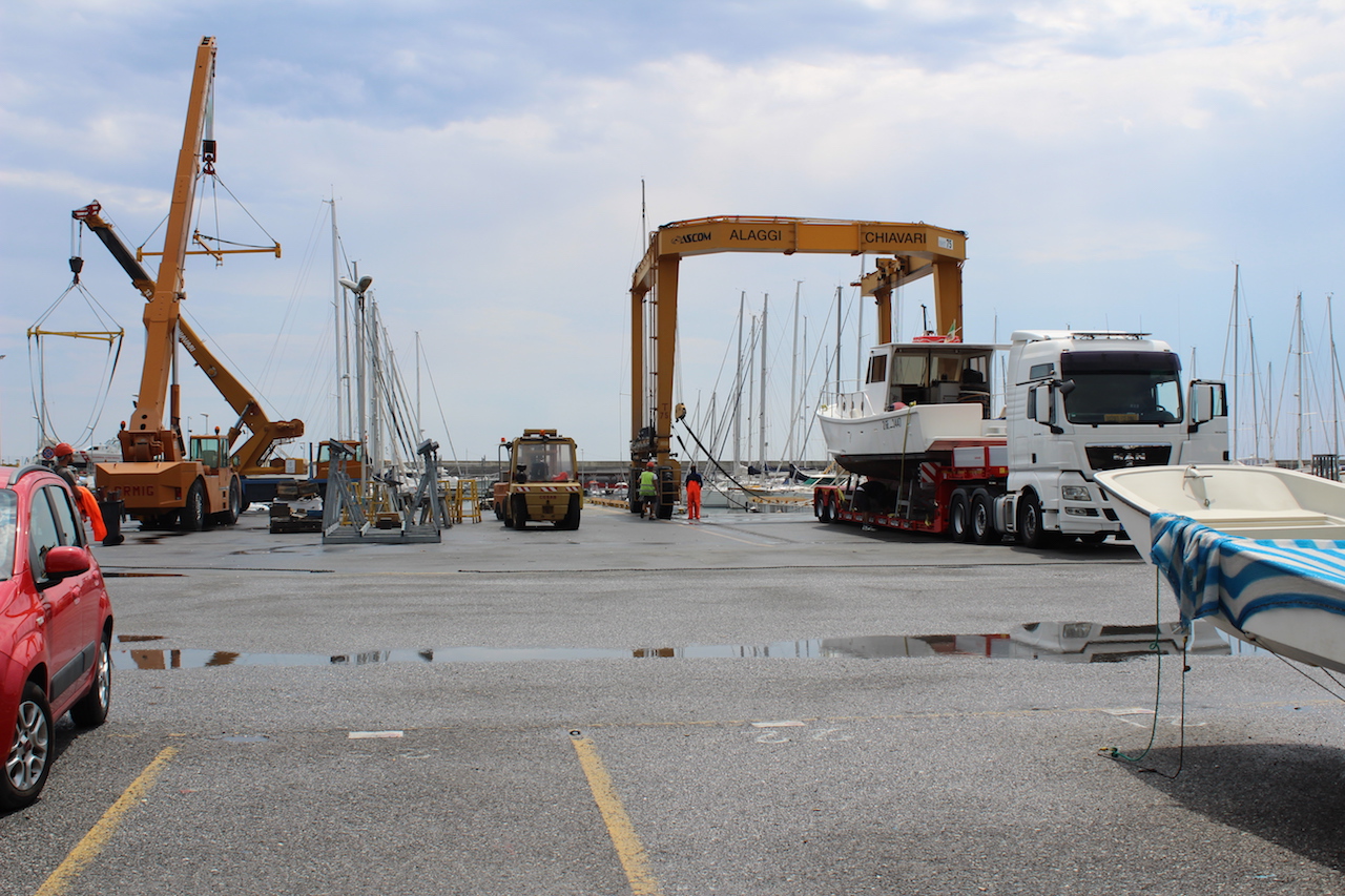 Struttura per alaggi barche all'interno del porticciolo di Chiavari