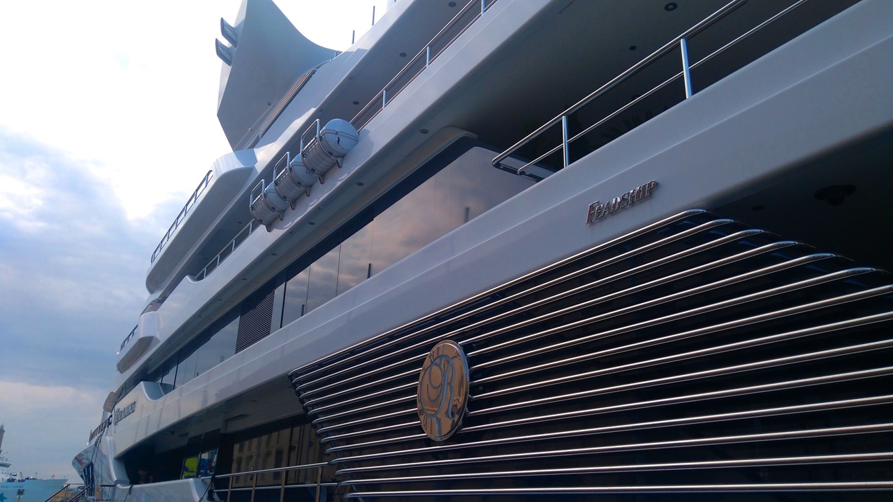 Megayacht Royal Romance  in zona Porto Antico