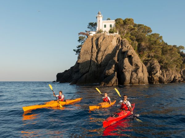 I kayak di Outdoor Portofino dal faro di Portofino