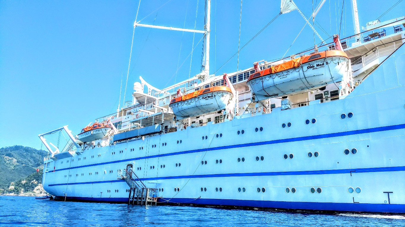 Foto laterale del veliero Club Med 2
