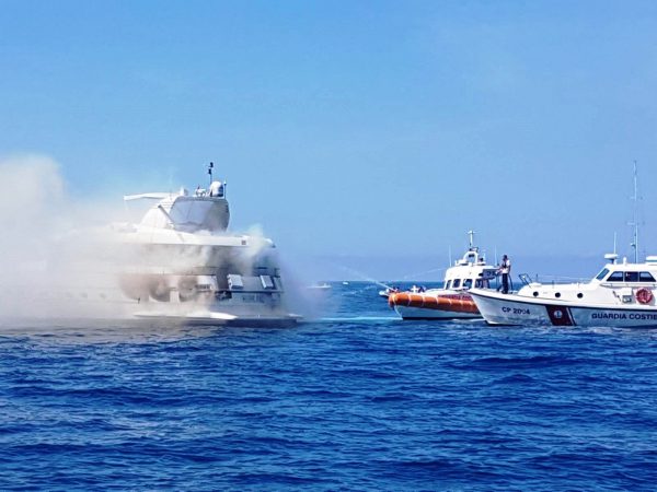 Lo yacht in fiamme vicino a La Spezia