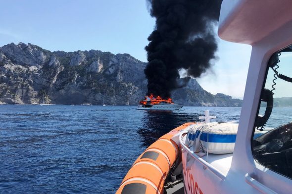 Lo yacht in fiamme vicino a La Spezia