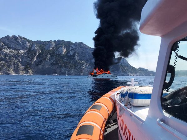 Lo yacht in fiamme vicino a La Spezia