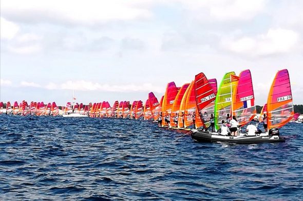 La partenza della regata Steir Beach Penmarch, in Francia.