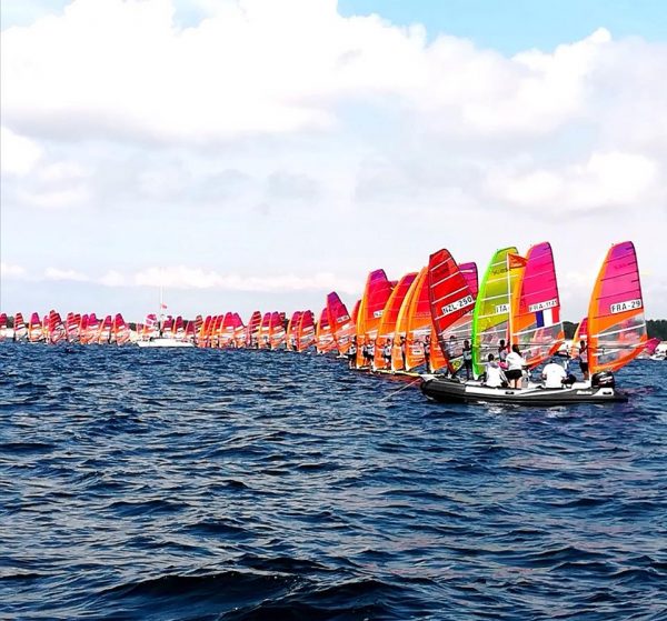 La partenza della regata Steir Beach Penmarch, in Francia.