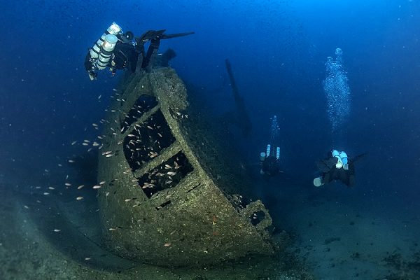 Tra i resti di nave nel golfo di Cagliari