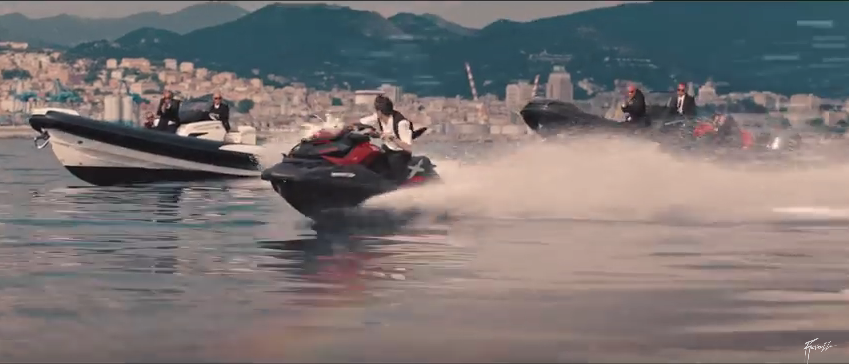 Rovazzi fugge davanti al waterfront di Genova
