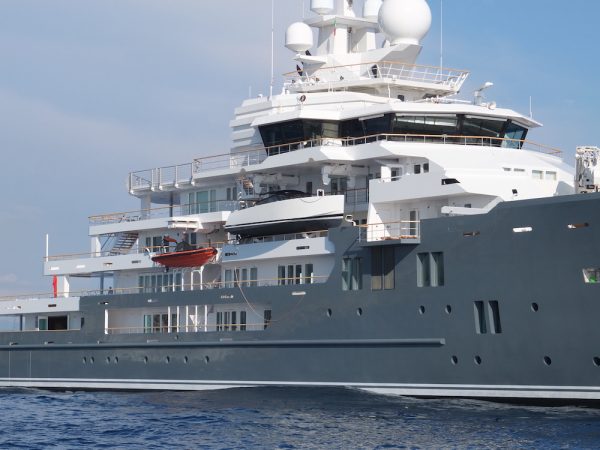 Le foto del superyacht Andromeda a Genova