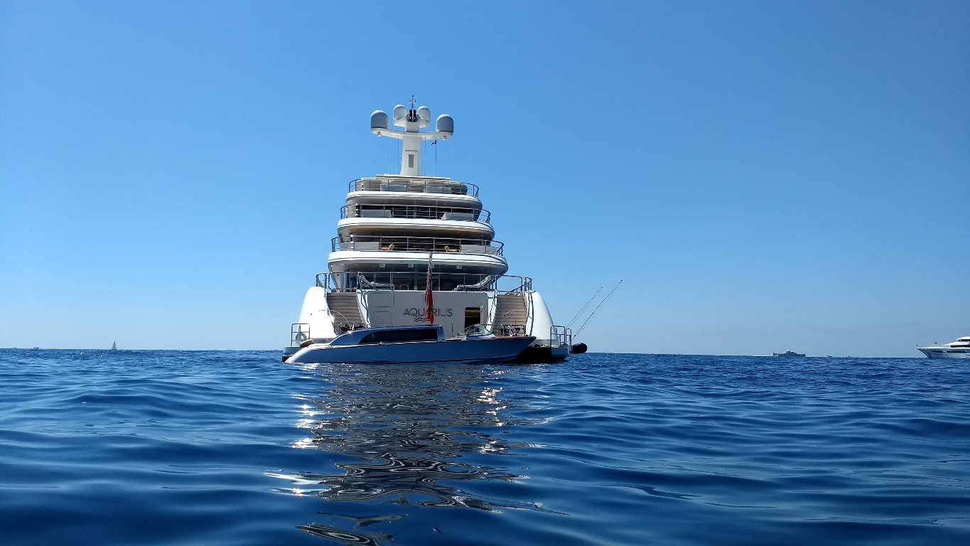 Foto a poppa del megayacht Aquarius