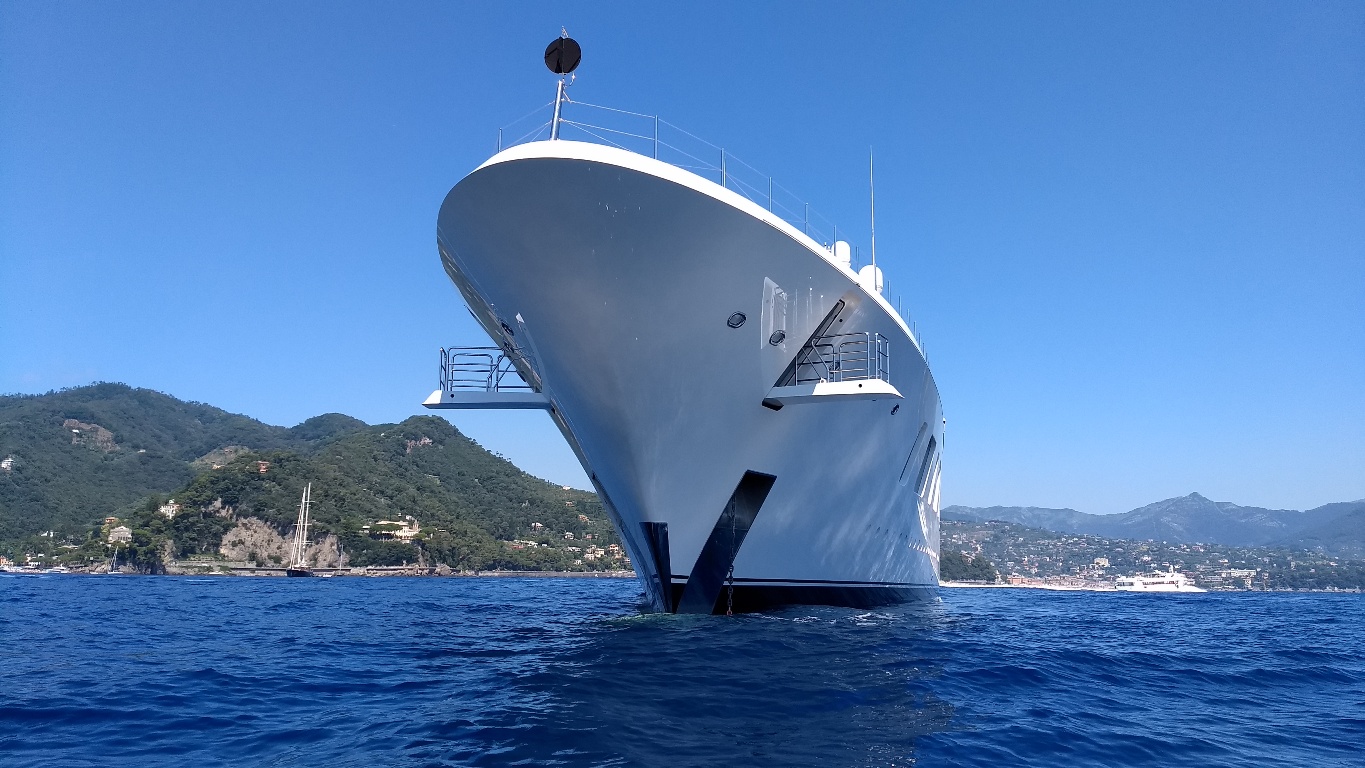 Foto a prua del megayacht Aquarius