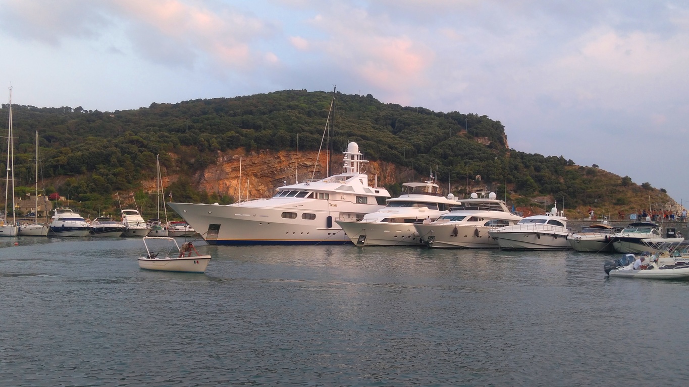 Foto panoramica del megayacht Tatasu