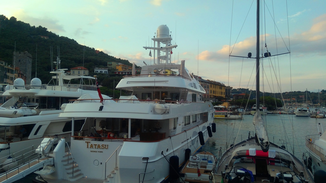 Megayacht Tatasu e sullo sfondo Porto Venere