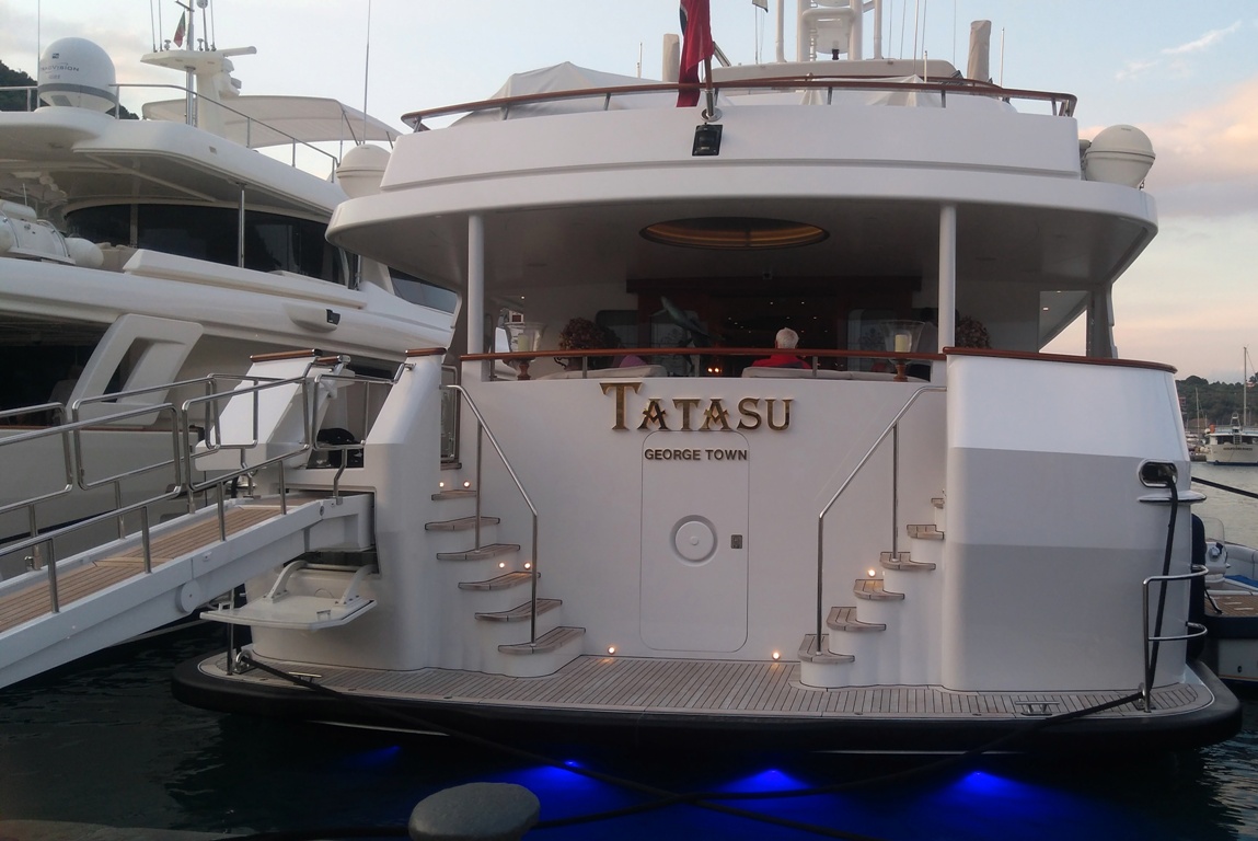 Megayacht Tatasu: foto a poppa