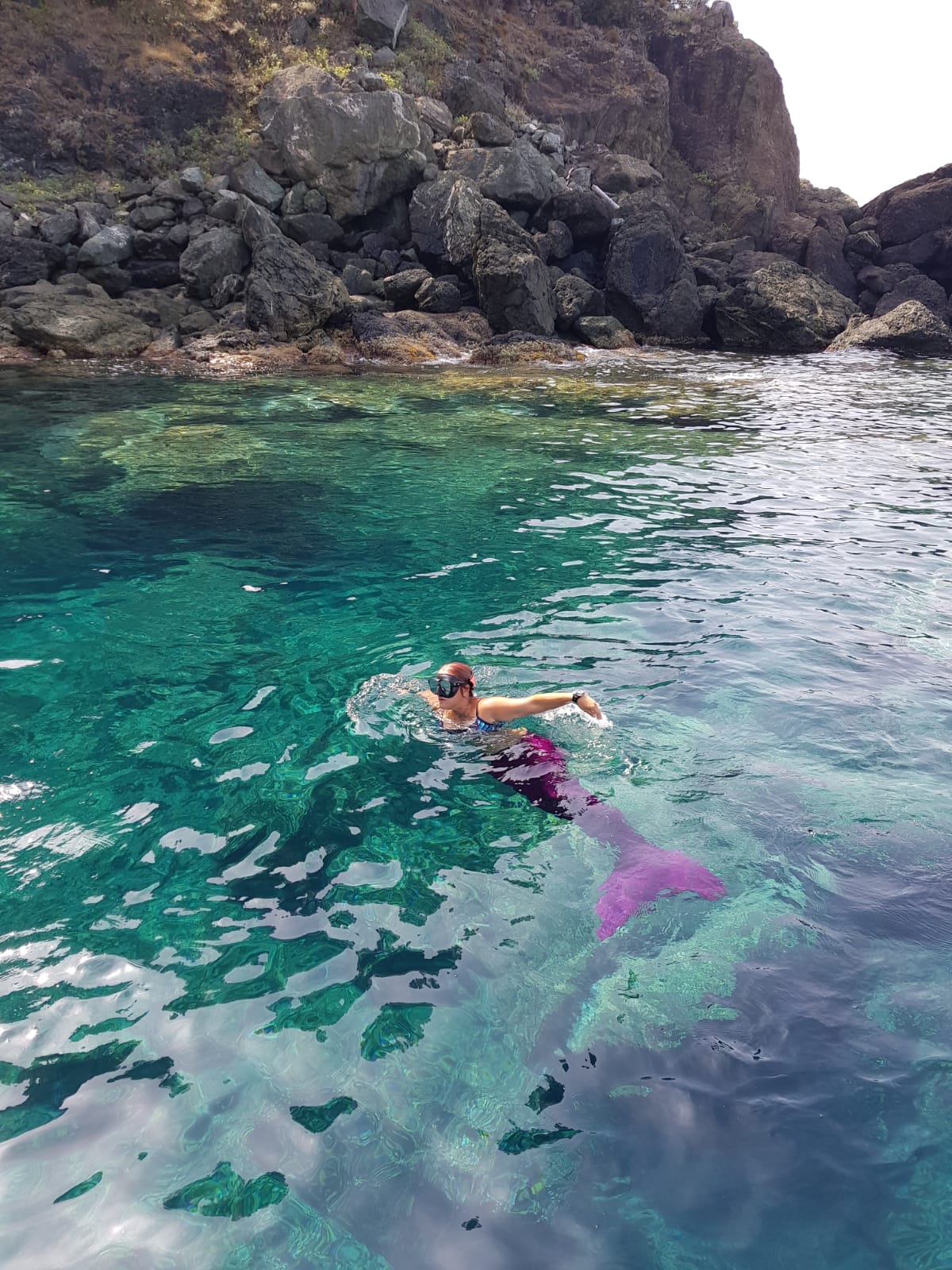 il mermaiding il nuoto con la coda da sirena è una delle ultime tendenze 