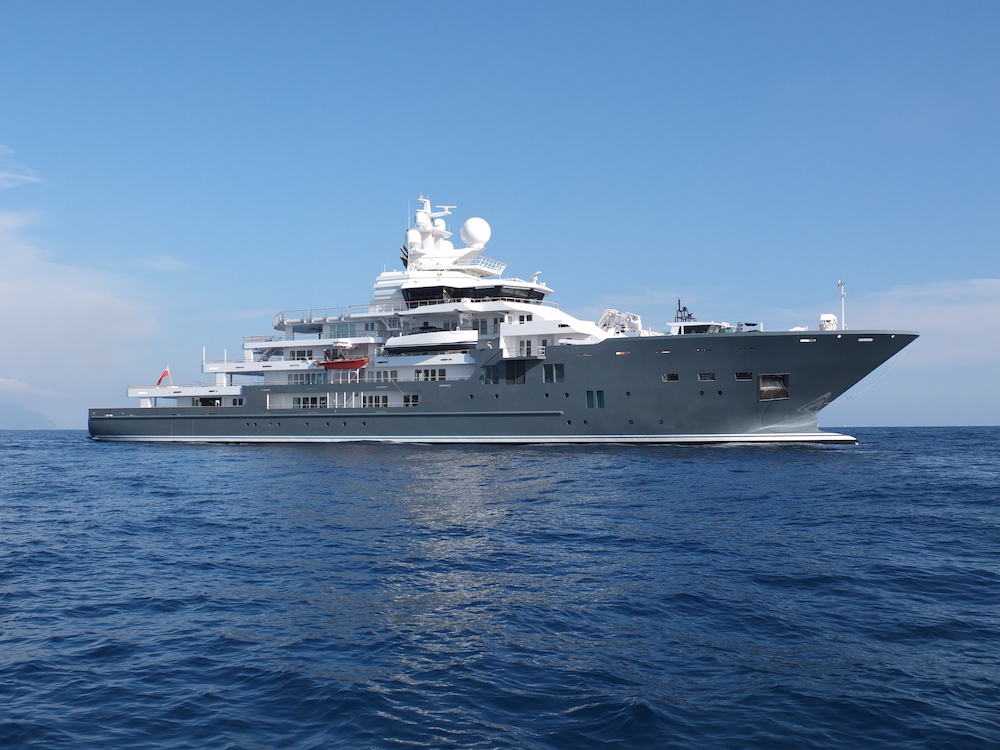 Ecco il mega yacht Andromeda in rada a Genova