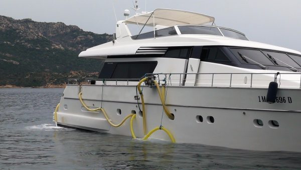 Recuperato lo yacht finito sugli scogli domenica… si chiama “Santa Domenica”! Le nostre foto esclusive