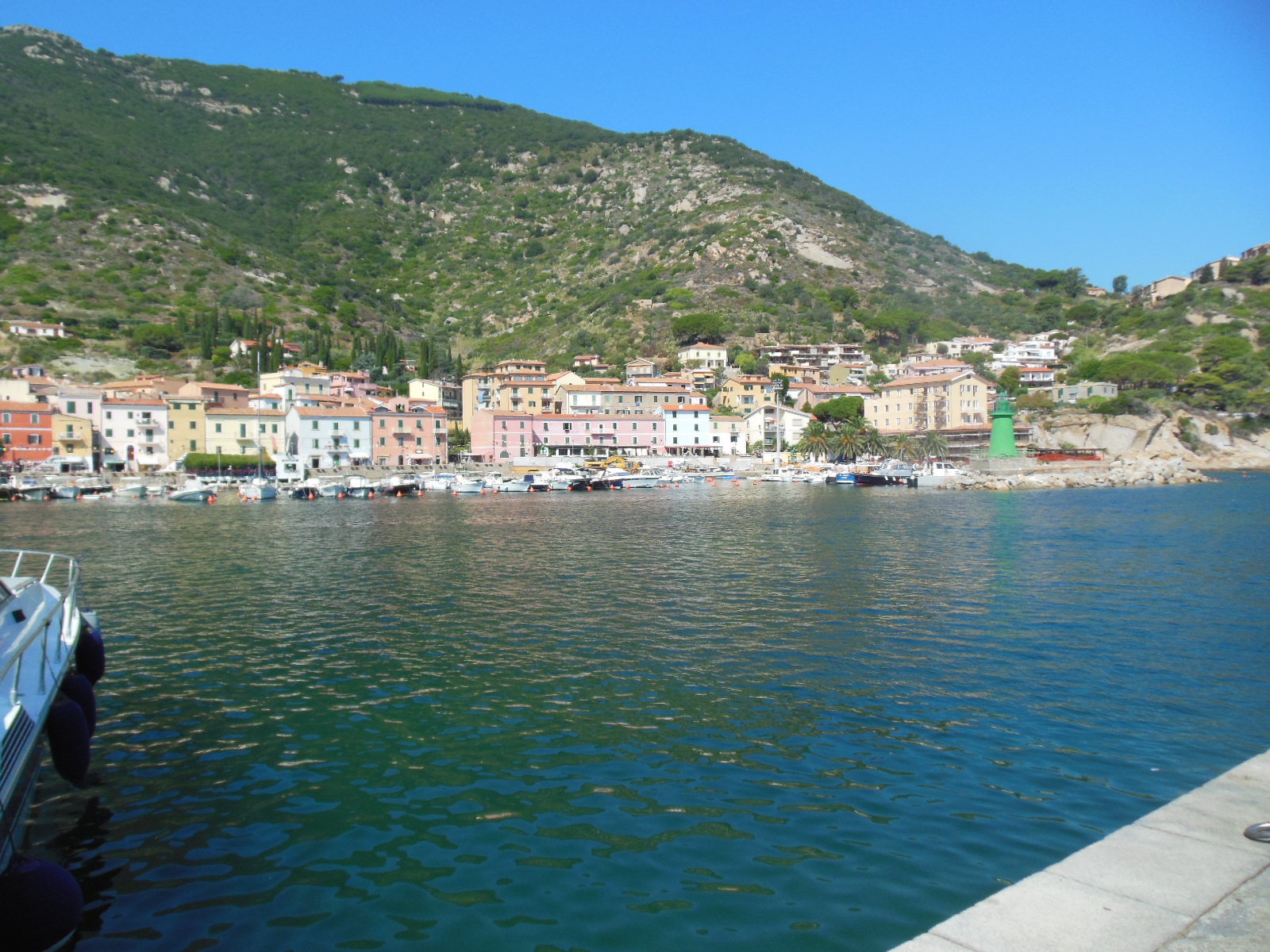 il porto dell'Isola del Giglio dove arrivano i traghetti 