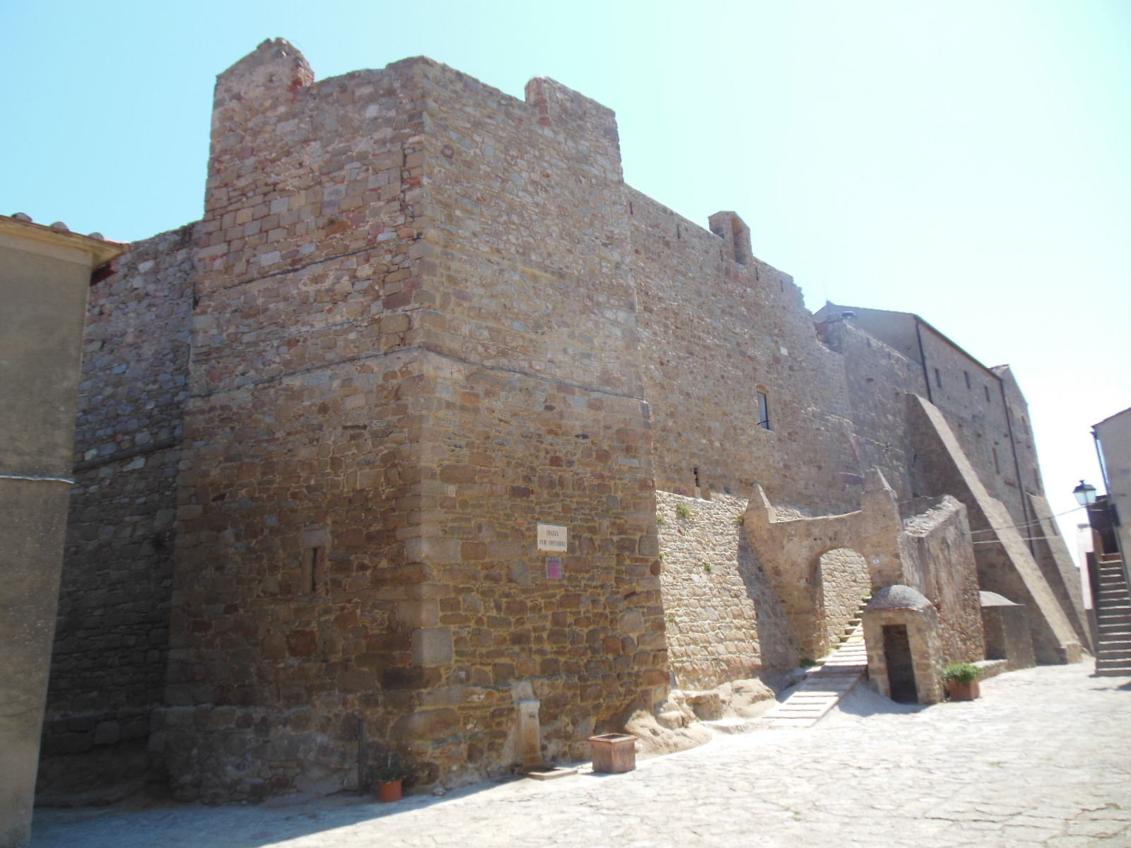 L'antica Rocca Aldobrandesca che domina Giglio Castello