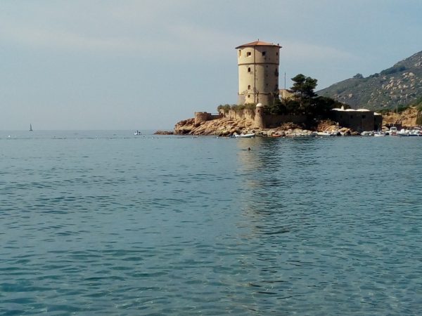 la torre medicea che caratterizza da un lato la Spiaggia del Campese la più grande spiaggia dell'Isola del Giglio