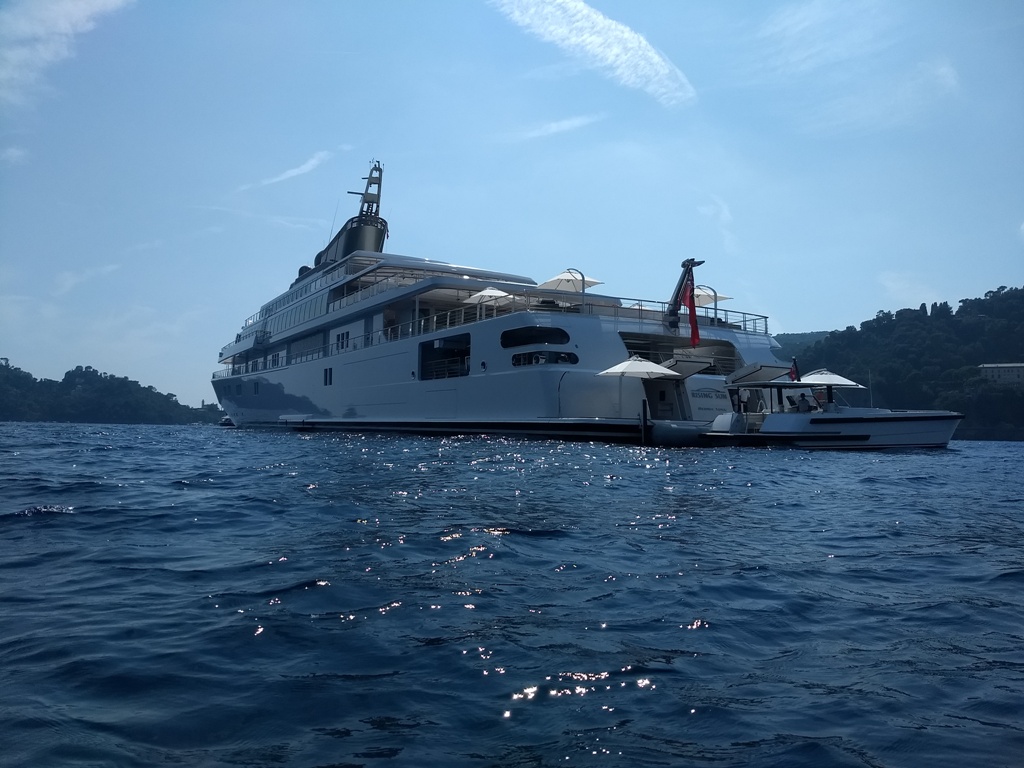 Foto panoramica del megayacht Rising Sun