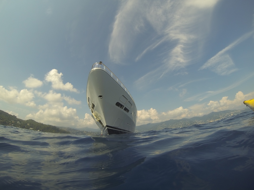 Foto a prua del megayacht Rising Sun con GoPro