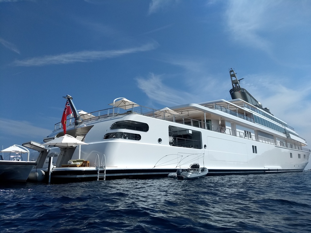 Megayacht Rising Sun: foto a poppa